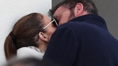 DOHVATILI SE NASRED ULICE Poznati par nije mogao da obuzda strast, nisu skidali ruke jedno s drugog!