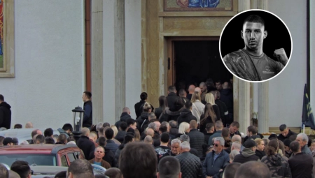 PORODICA U SUZAMA, PRIJATELJI NA VEČNI POČINAK ISPRAĆAJU SVOG DRUGA Počelo opelo ubijenom MMA borcu (FOTO GALERIJA)