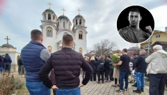 STEFANOVA PORODICA SLOMLJENA, JEDVA STOJE NA NOGAMA OD BOLA Opelo ubijenom drži više sveštenika, na groblju 500 ljudi