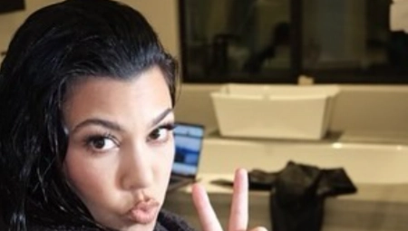 KAKO SE OBUĆI NAKON POROĐAJA? Kortni Kardašijan podelila svoje najbolje savete, majke joj se klanjaju do poda