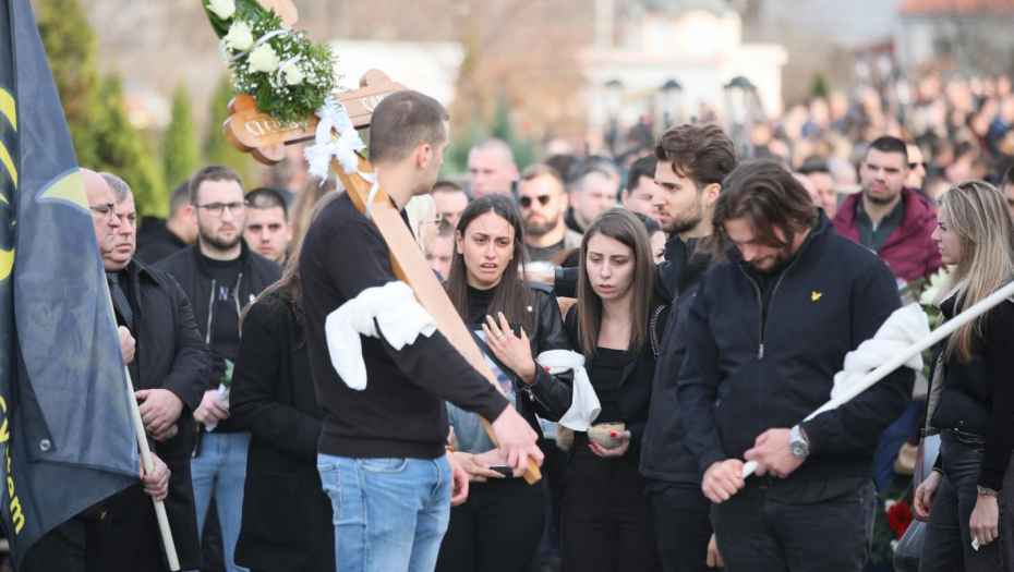 "BIO SI NAŠ HEROJ I TVOJA LJUBAV NAS JE ODRŽAVALA U ŽIVOTU" Bolne reči sestre Milice ubijenog MMA borca