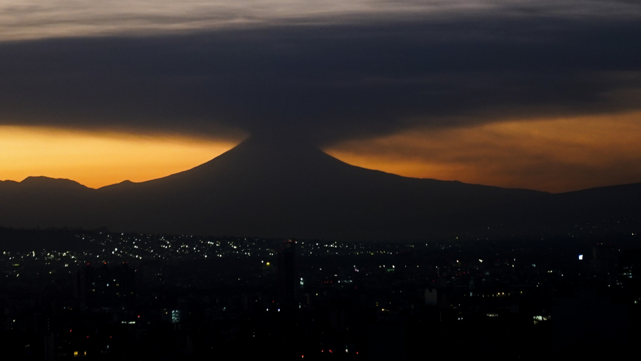 VULKANSKI PEPEO PADA PO AVIONIMA Popokatepetl zasuo piste u Meksiku, otkazani letovi