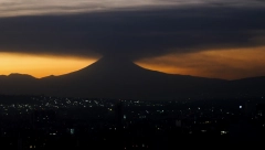 ŽENA PALA SA LITICE VISOKE 75 METARA DOK JE POZIRALA Jeziva nesreća u Indoneziji