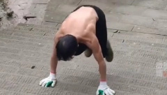 NIKO NE VERUJE DA IMA 70 GODINA Samo da vidite kako je zgodan i šta radi, to ni momci ne mogu!