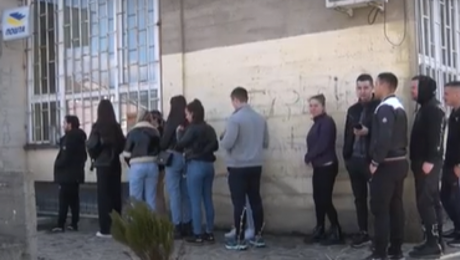 KURTIJEV TEROR SE NASTAVLJA! Mladi iz Štrpca zaposleni preko programa "Moja prva plata" okupili se zbog ukidanja dinara