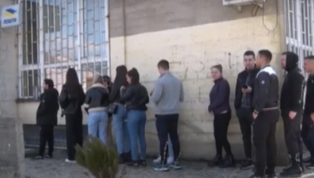 KURTIJEV TEROR SE NASTAVLJA! Mladi iz Štrpca zaposleni preko programa "Moja prva plata" okupili se zbog ukidanja dinara