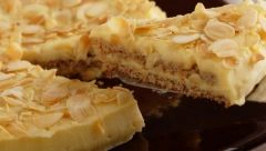 ŠVEDSKA TORTA OD BADEMA Čuvena poslastica sprema se začas, a kao izmišljena je za uživanje