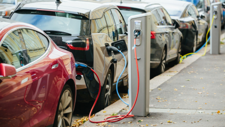 PROIZVEDENI PRVI ELEKTRIČNI AUTOMOBILI U KRAGUJEVCU Poznato kada će se naći na ulicama