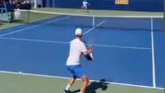 RIVALI SE TRESU Novak izveo magiju na terenu, svi su ostali u čudu (VIDEO)