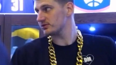 JOKIĆ SVIMA ZAPUŠIO USTA Centar Denvera se pojavio posle meča u majici posvećenoj Dejanu Milojeviću (FOTO)