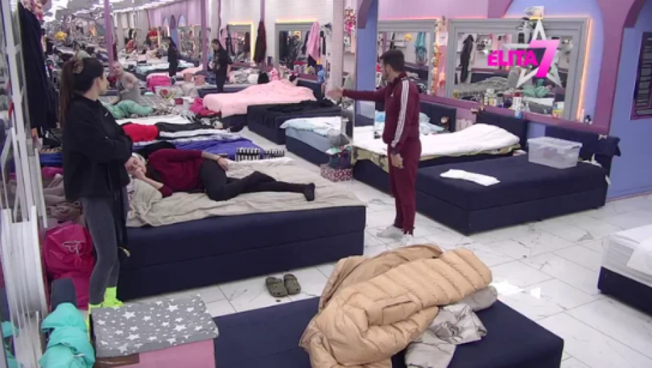 UČESNIK ELITE NA STUDU SRAMA ZBOG ALJKAVOSTI! Novi haos u rijalitiju, otkrili šta drži pored kreveta, cimeri zgroženi!