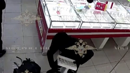 GRABILI SVE ŠTO IM JE PALO POD RUKU Pljačka zlatare kao na filmu (VIDEO)
