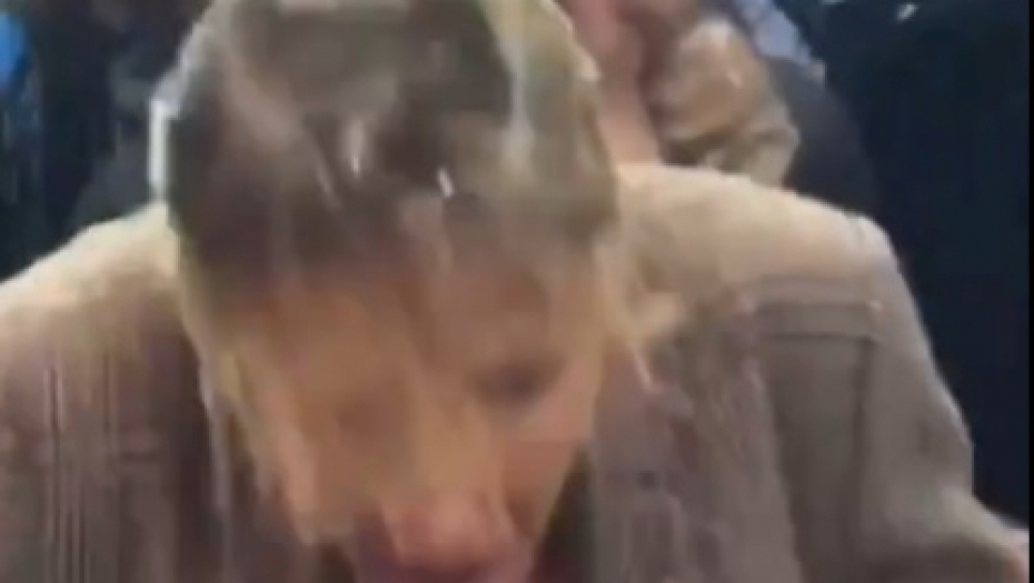 KAMERA SVE SNIMILA Nećaka Marin le Pen polivena pivom u Parizu (VIDEO)