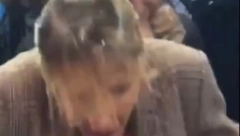 KAMERA SVE SNIMILA Nećaka Marin le Pen polivena pivom u Parizu (VIDEO)