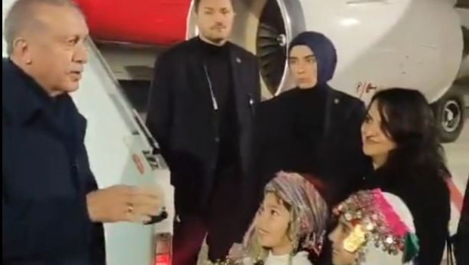 "OTKUD TI!?" Hit reakcija Erdogana na aerodromu, izašao iz aviona i naleteo na Srbina, ostao je bez teksta (VIDEO)