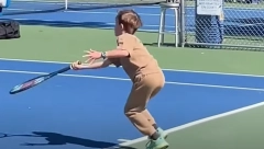 KRV NIJE VODA Dok je Novak trenirao, svi su gledali na teren pored: Stefan će biti kao tata (VIDEO)