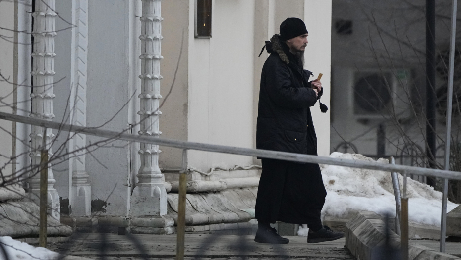 KOVČEG NAVALJNOG SPUŠTEN U GROB Ispraćen na večni počinak uz slavnu pesmu (FOTO)