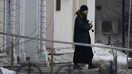 KOVČEG NAVALJNOG SPUŠTEN U GROB Ispraćen na večni počinak uz slavnu pesmu (FOTO)