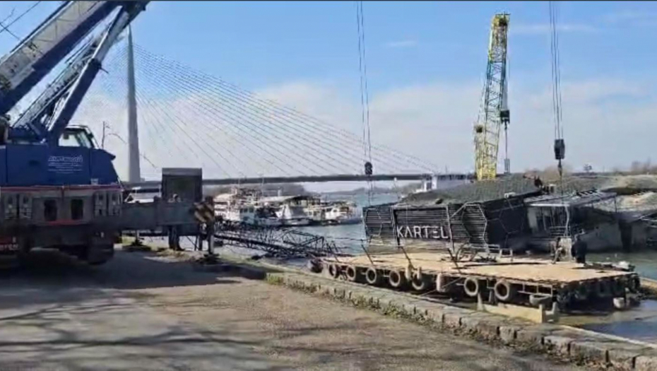 VELIKA AKCIJA NA KEJU U toku izvlačenje splava "Kartel" (VIDEO)