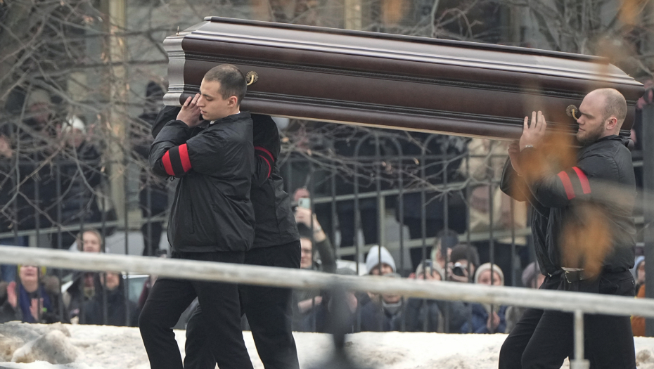 KOVČEG SA TELOM NAVALJNOG IZNET IZ CRKVE Masa uzvikivala:"Ubice! Nećemo vam ovo zaboraviti" (FOTO/VIDEO)