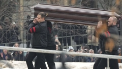 KOVČEG SA TELOM NAVALJNOG IZNET IZ CRKVE Masa uzvikivala:"Ubice! Nećemo vam ovo zaboraviti" (FOTO/VIDEO)
