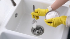 STAVITE OBIČNU SO U ODVOD PREKO NOĆI Ujutro će vas dočekati iznenađenje