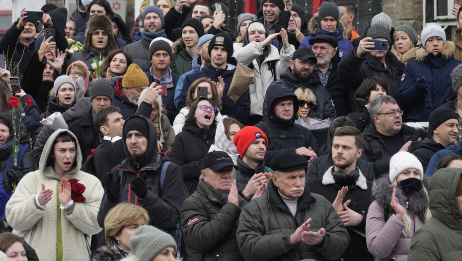 POTRESNE SCENE NA SAHRANI NAVALJNOG Ljudi bacaju cveće na kovčeg, a evo gde je za to vreme njegova udovica (FOTO/VIDEO)