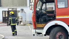 ŽENA TRČI HVATA SE ZA GLAVU I DOZIVA ĆERKU, KOMŠIJE PROKLINJU STRANCA! Opšti haos na Karaburmi ispred zgrade u kojoj GORI POTKROVLJE!