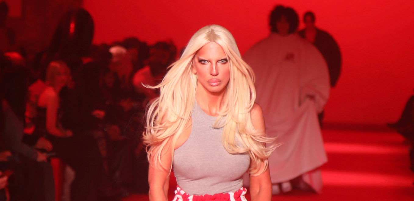 KARLEUŠA POSTALA ZVEZDA PARIS FASHION WEEKA Pevačica rame uz rame sa svetskim zvezdama