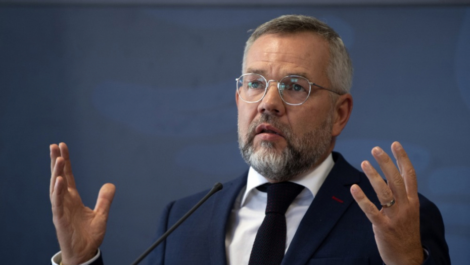 ROT SE SE POVLAČI IZ POLITIKE JER SU GA IZLUDELI ĐILASOVCI? Tviteraši se šale s opozicionarima