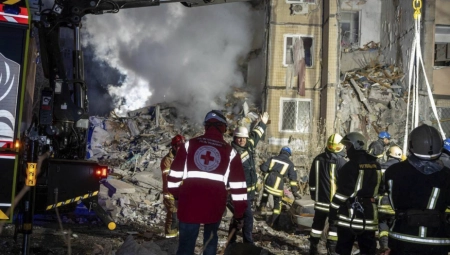 CRNO NEBO NAD ODESOM Dve osobe ubijene u napadu dronom na stambeni blok, oglasio se Zelenski (FOTO)