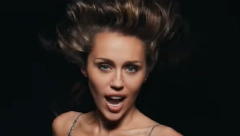 IZGLEDA KAO BOGINJA Majli Sajrus u novom spotu grmi kako izgleda, a njena haljina je glavna tema