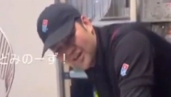 JEZIV SKANDAL U PICERIJI Radnik mesio testo, pogledao u kameru, pa uradio nešto odvratno! (VIDEO)