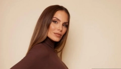 VODITELJKA SIJA U TRUDNOĆI Uska bela haljina istakla trudnički stomak