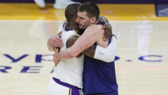 LEBRON SVOJEVREMENO PONIZIO JOKIĆA, A SAD IZNENADIO SVE Zagrljaj Džejmsa i Nikole pokazuje koliko Srbina cene i poštuju u NBA ligi (VIDEO)