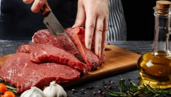 DA LI SE MESO PERE PRE KUVANJA? Voda ne pomaže, samo ovo uništava bakterije i sprečava stomačne tegobe