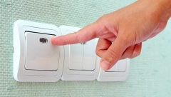 ORIBAJTE POŽUTELE PREKIDAČE ZA SVETLO Treba vam samo 1 sastojak i ponovo će se zabeleti!