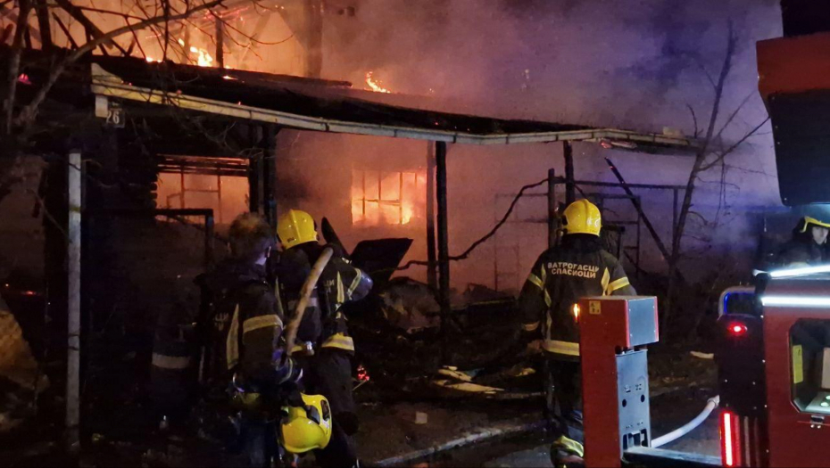 GORI KUĆA U NOVOM SADU, CELA JE U PLAMENU! Strahuje se od širenja vatre (FOTO)