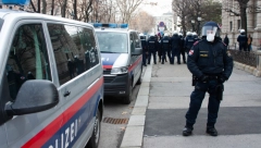 OPSADNO STANJE U BEČU Policija upala sa "Kobrama", jedan od učenika DOŠAO SA PUŠKOM? Onda je usledio obrt (VIDEO)