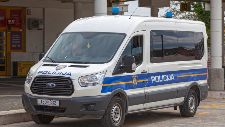UČITELJA (50) ZBOG BLUDNIČENJA PRIJAVILO DVOJE DECE Haos u Hrvatskoj, pronađene poruke?