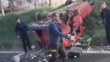 AUTO SE PREVRNUO NA KROV KOD "LASTE" Strašna saobraćajka od jutra rana, gume i srča po putu (FOTO)