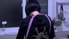 NAŠLA SE U OPASNOSTI, A DA NIJE NI PRIMETILA Žena kuvala ručak, a onda joj se na leđima pojavilo OVO (VIDEO)