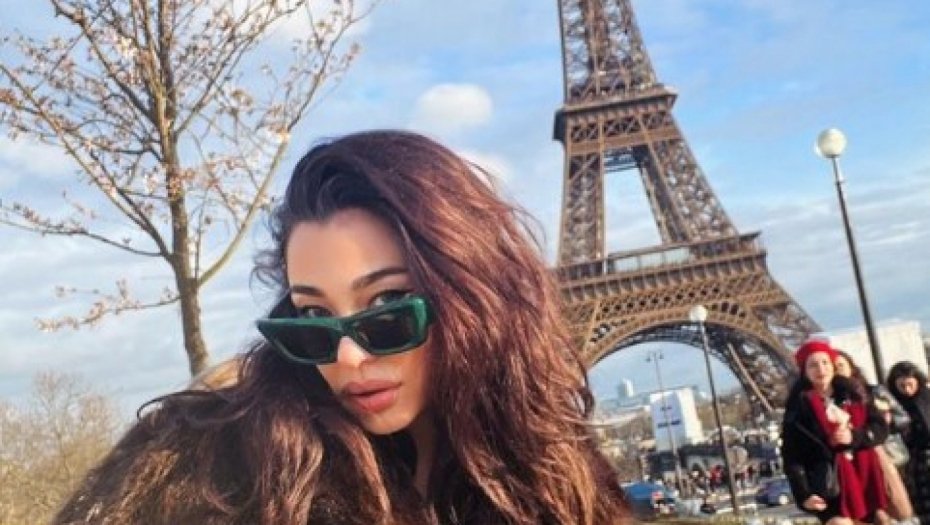 MAJKA SANJE VUČIĆ JE POZNATA PEVAČICA! Na nju je nasledila lepotu i talenat za muziku, mreže gore zbog jedne fotke!