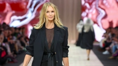 I U 60. GODINI IZGLEDA SAVRŠENO Boginja modnih pista prošetala na reviji posle 14 godina i zasenila publiku