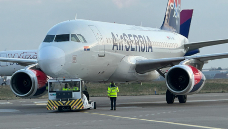NA BEOGRADSKOM AERODROMU OD DANAS NOVI POSLODAVAC: Menzies Aviation počeo da radi, prvi jutarnji talas bez kašnjenja (FOTO)
