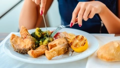 MOŽE DOĆI DO TROVANJA Doktor otkriva kog dana u nedelji ne treba jesti ribu u restoranu