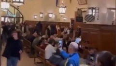SKANDAL NAD SKANDALIMA Navijači Lacija VELIČAJU FAŠIZAM u kafani gde je Hitler širio NACISTIČKU PROPAGANDU (VIDEO)