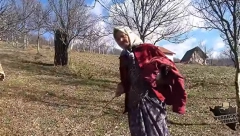 UDAVALA SE NEKOLIKO PUTA, ALI JE SVAKI MUŽ OTERAO Jedan otišao kod komšinice posle devet dana braka! (VIDEO)