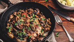 SVINJSKI VRAT SA ŠAMPINJONIMA Sočni ručak u savršenom spoju mesa i povrća