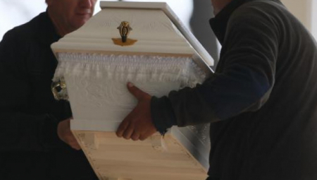 SANDUCI SA UBIJENIM DEČACIMA I MAJKOM STIGLI U KAPELU Najteži prizor u Bačkom Petrovcu, radnici plaču i nose decu (VIDEO)